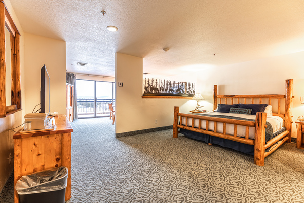 King Bed, Suite, Non-Smoking Photo 1