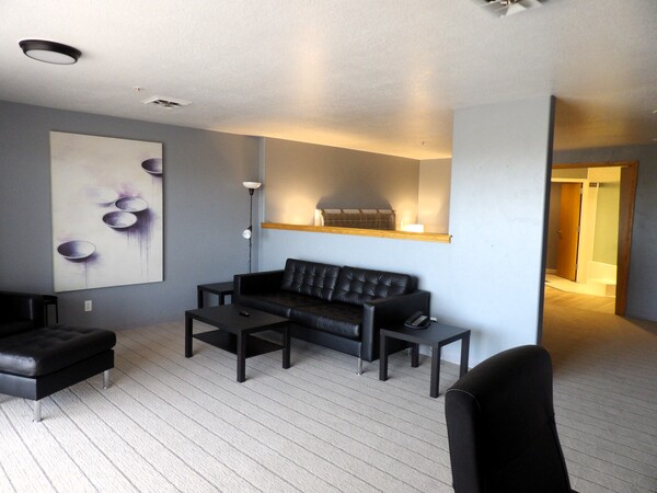 King Bed, Suite, Non-Smoking Photo 4