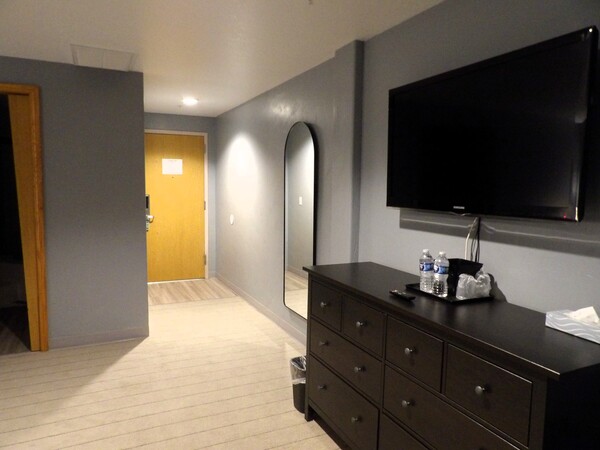 King Bed, Suite, Non-Smoking Photo 2